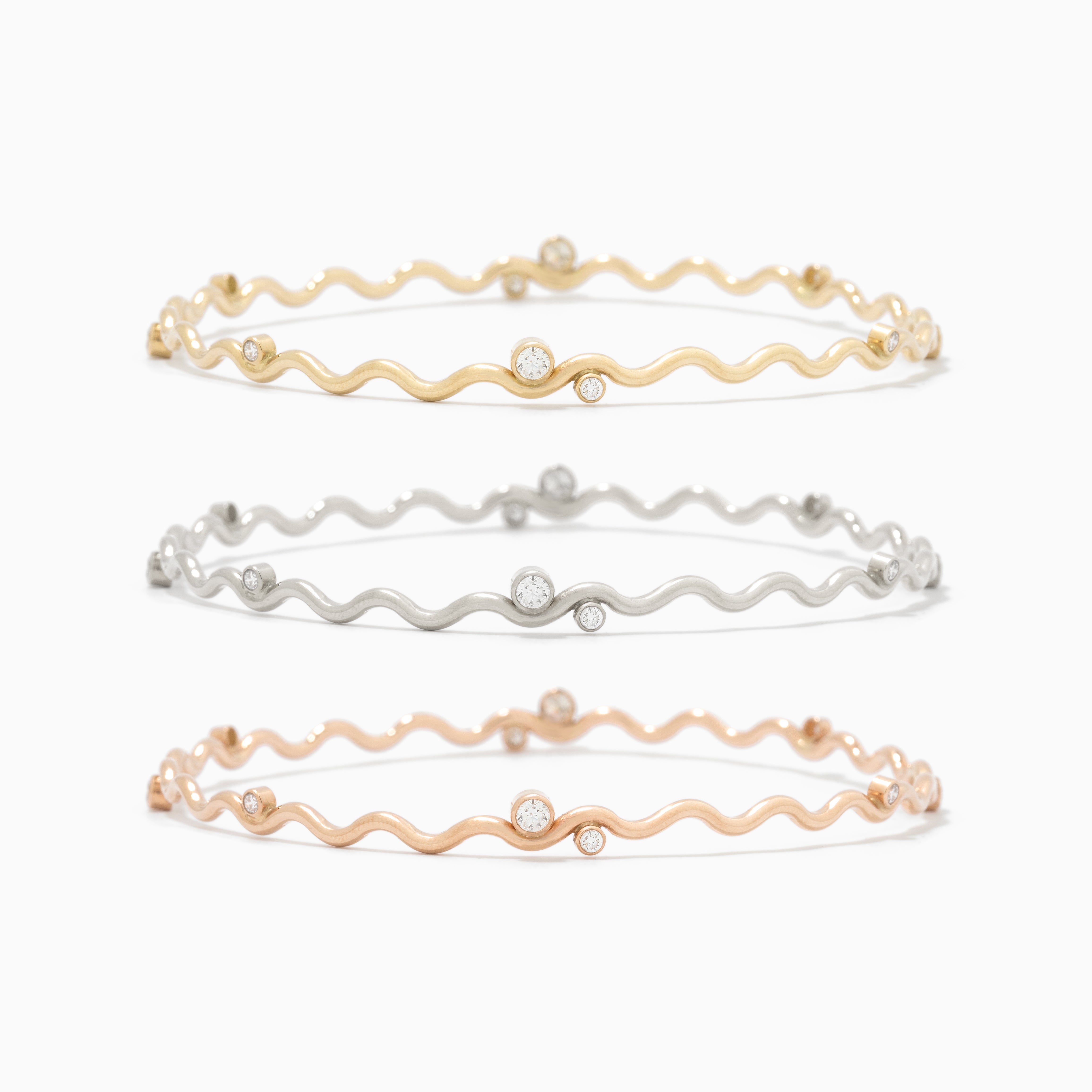 The Scattered Diamond Wavy Bangle